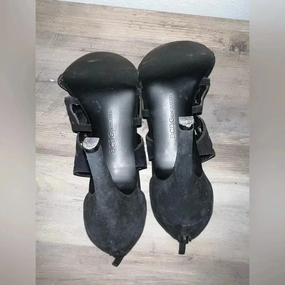 BCBG BCBGMAXAZRIA Women's Cut Out Black Suede Heels, Size 7.5, BCBGeneration - Picture 5 of 6